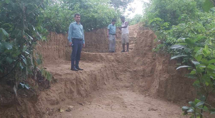 পাহাড়ে জেলা প্রশাসন ও পরিবেশের যৌথ অভিযান